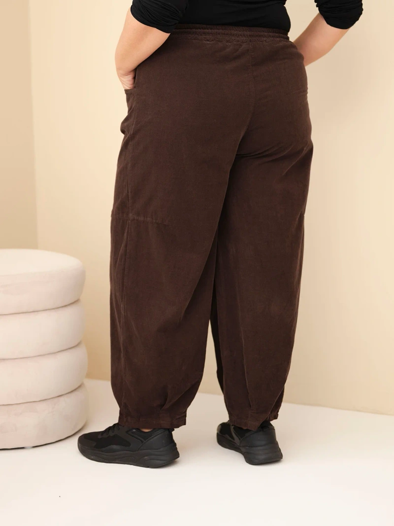 Dámske bavlnené nohavice Plus Size manžestr s gumou v páse a vreckami hnedé