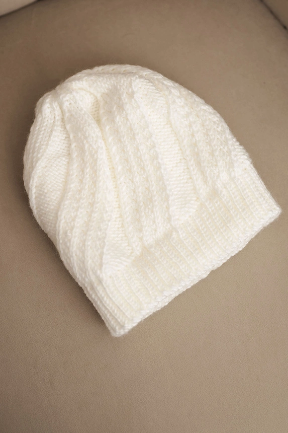 Women's winter hat with wool white