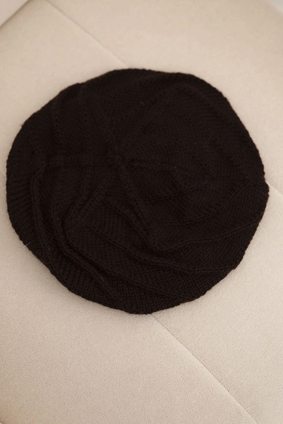 Dámska zimná vlnená čiapka vo voľnom strihu s ozdobným vzorom K378 hnedá