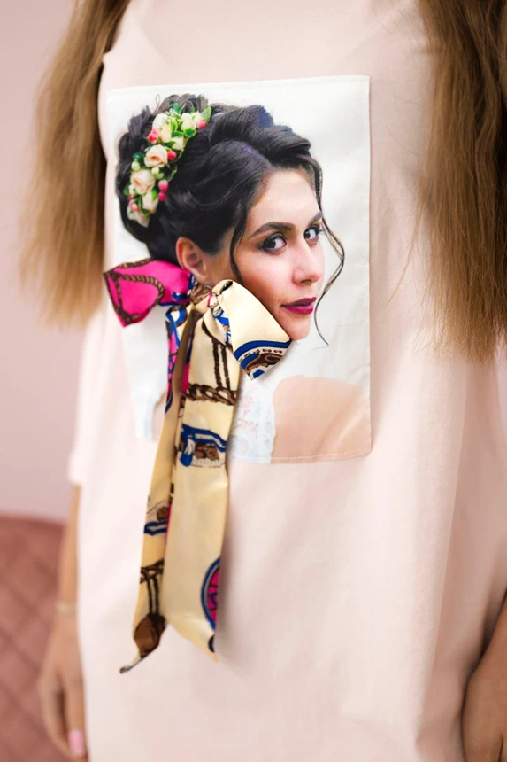 Kleid mit grafischer und bunter 3D-Schleife puderrosa