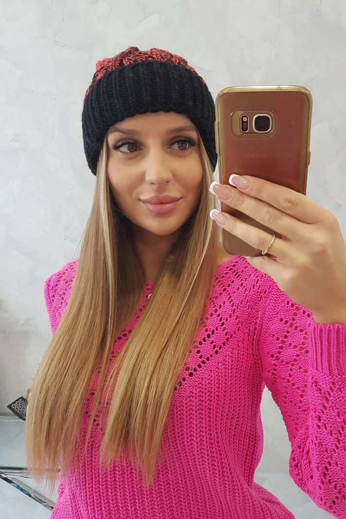 Dámska čiapka s pomponom Abigail K326 čierna+malina