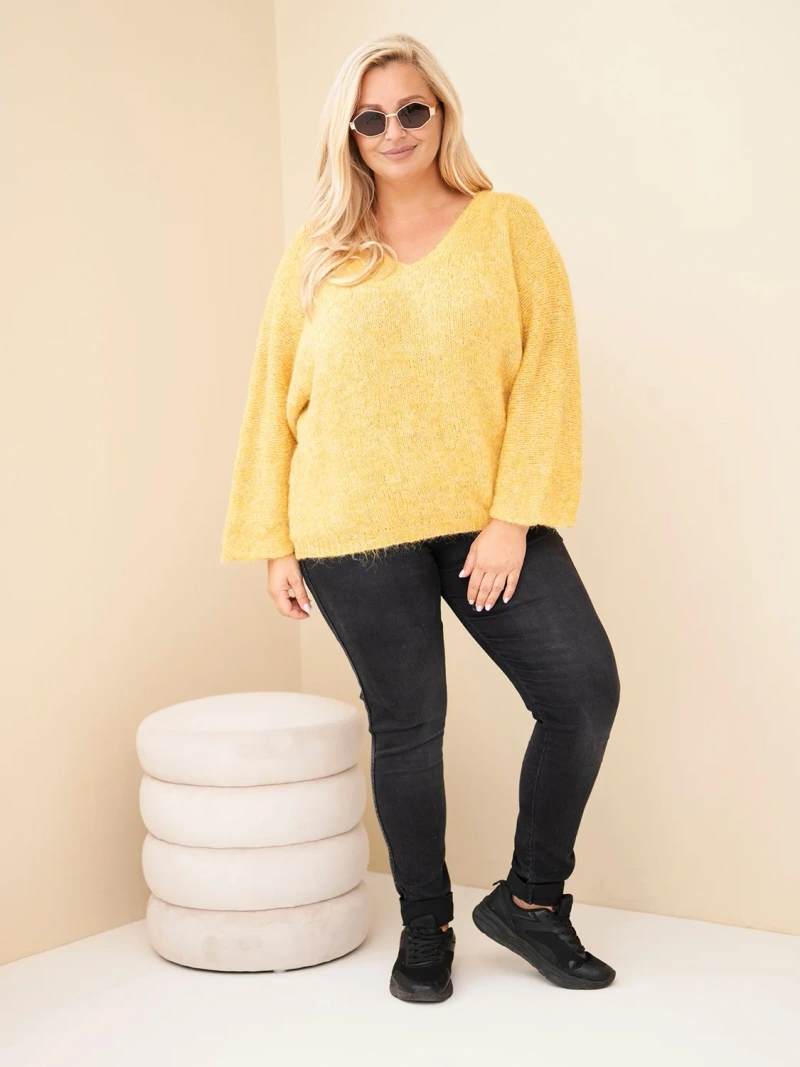 Sweter damski Plus Size z dekoltem V i szerokim rękawem musztardowy