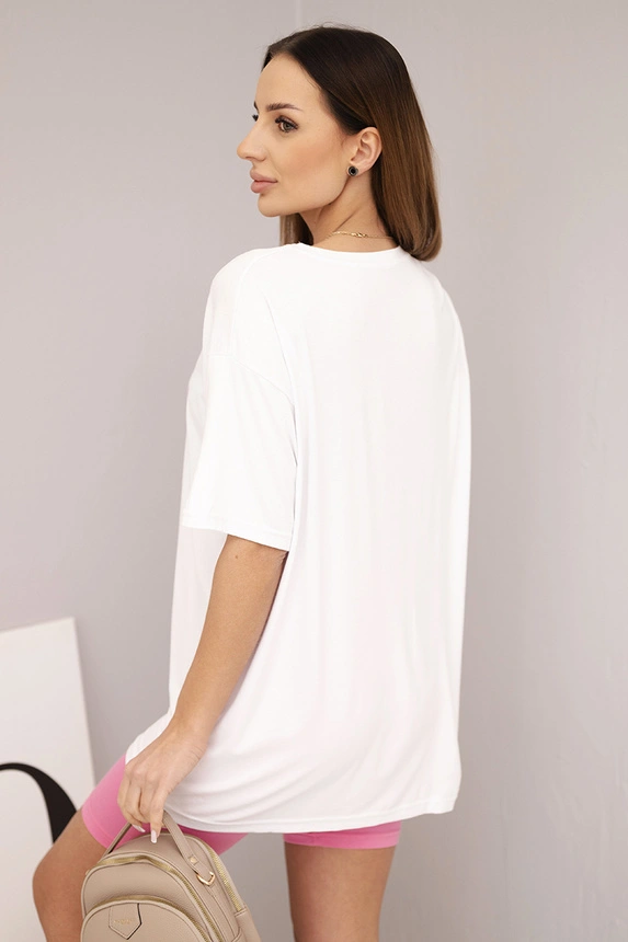 Damenanzug mit lockerer Bluse und engen Shorts weiß + rosa