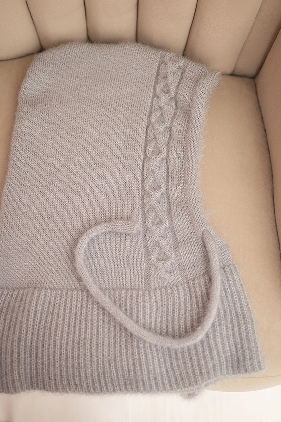 Women's hooded cap with ties and braided pattern gray