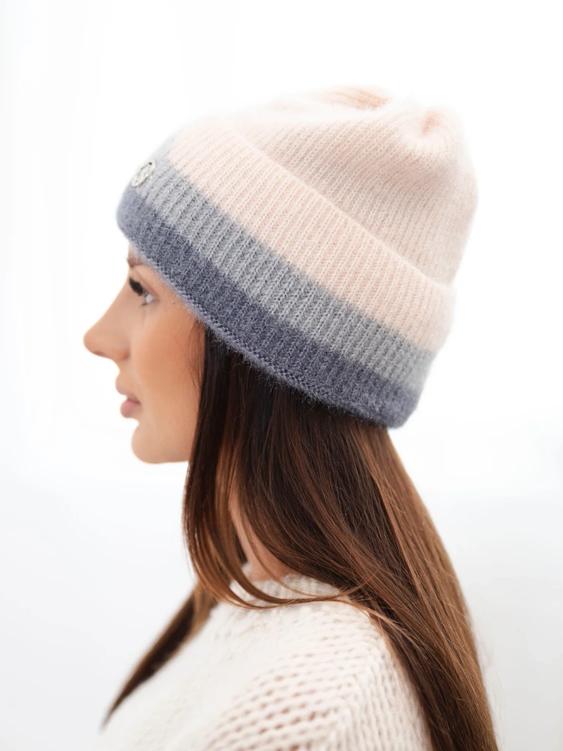 Čiapka dámska beanie rebrovaná s ozdobou prášok+tmavosivá