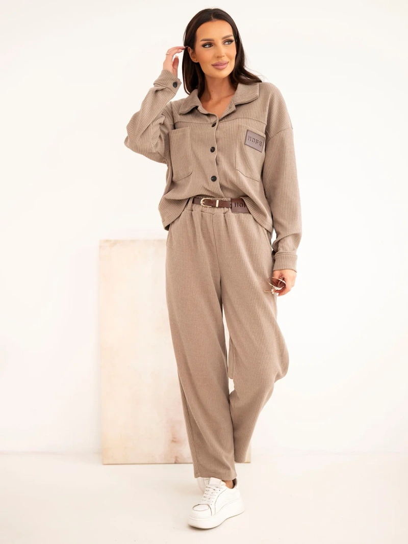 Damenanzug aus Viskose Cordjacke und Hose mit Gürtel fango braun