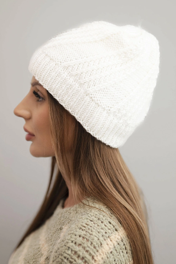 Women's winter hat with wool white