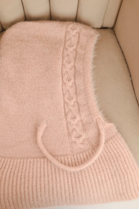 Dámská čepice s kapucí a pleteným vzorem bílá