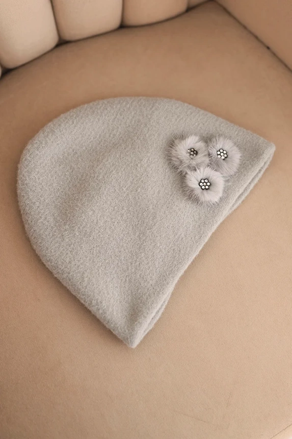Dámská čepice s ozdobnými kožešinovými květy elegantní světlá šedá