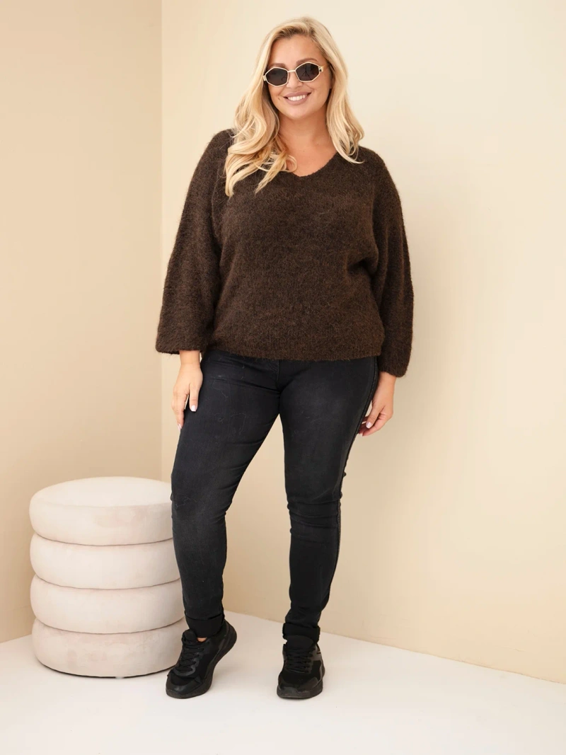 Dámsky sveter Plus Size s výstrihom do V a širokým rukávom hnedý
