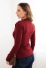 Dámska blúzka z viskózy s nariasením a ozdobnou sponou bordová