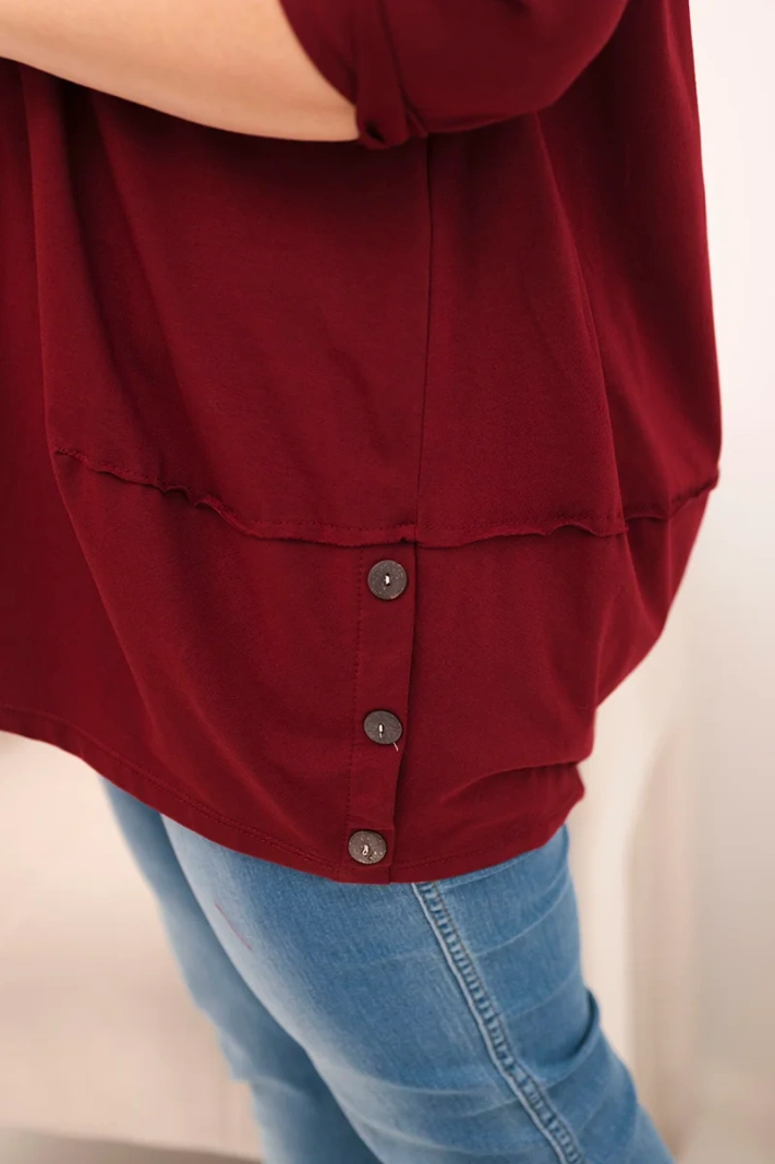 Damenbluse Plus Size aus Baumwolle mit dekorativen Knöpfen und hochgekrempelten Ärmeln burgunderrot