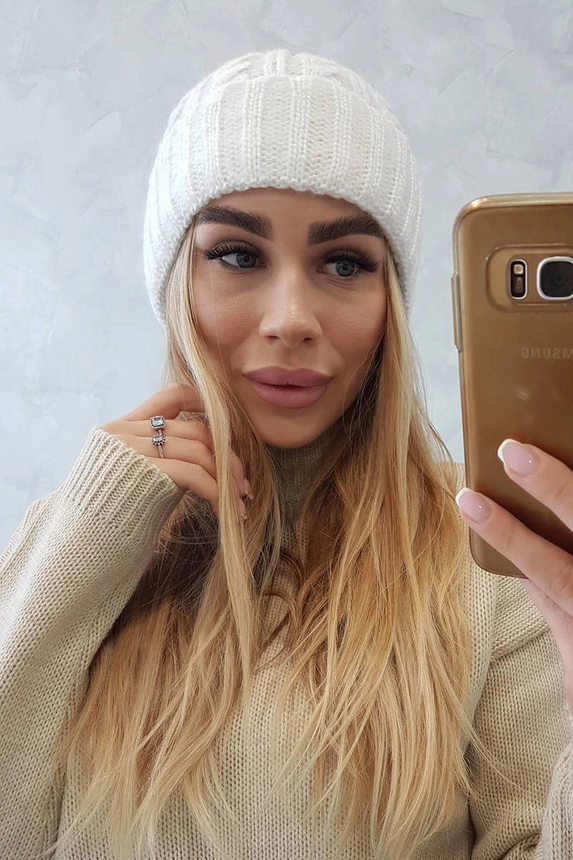 Ariana K299 ecru spalvos kepuraitė su atlenkimu