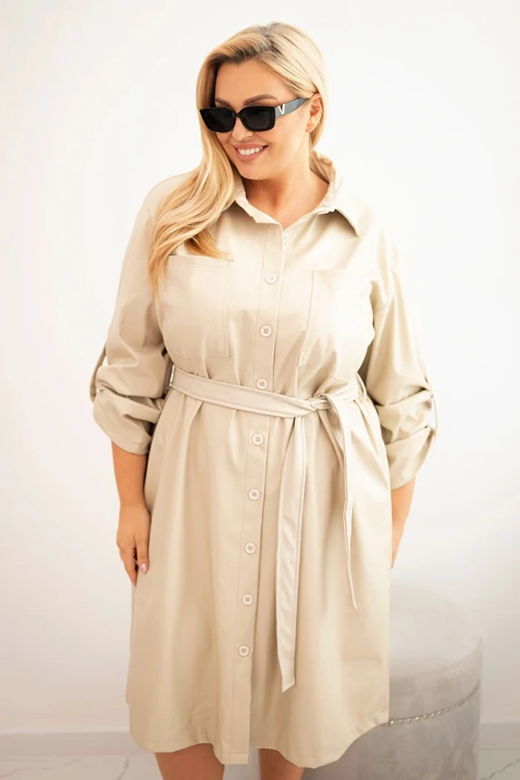 Damenkleid aus Kunstleder in Übergröße mit Gürtel und Kragen beige
