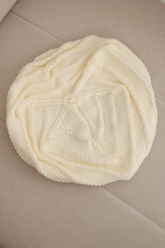 Damenwintermütze aus Wolle mit lockerem Schnitt und dekorativem Strickmuster K378 dunkel ecru