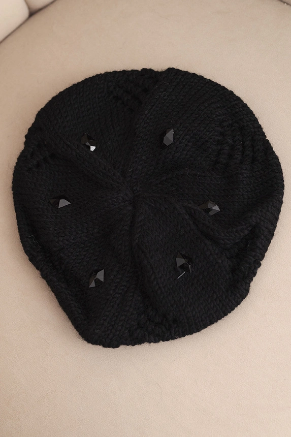 Damenwintermütze aus Wolle mit Pompons und verlängerten Seiten K448 lila