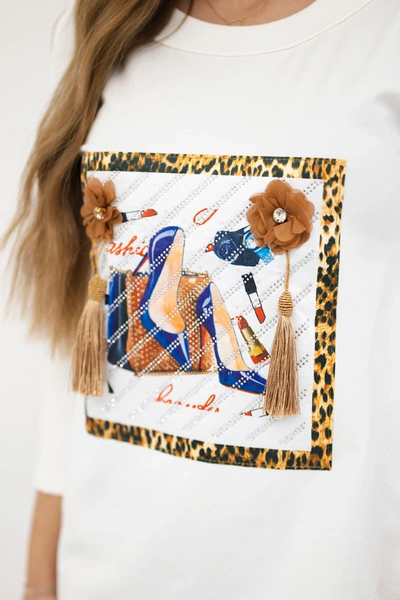 Suknelė su 3D grafika ir puošniais ecru spalvos raukiniais