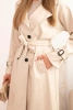 Damen-Trenchcoat aus Kunstleder mit klassischem Kragen und gebundenem Gürtel beige