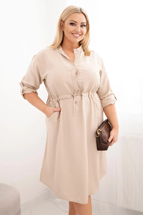 Damenkleid aus Viskose Plus Size mit Knöpfen und Taillierung beige
