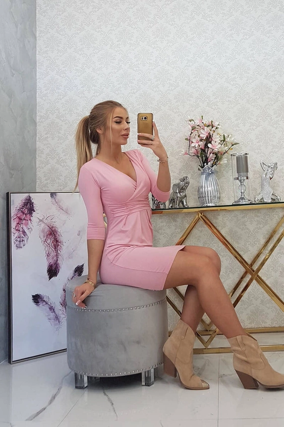 Dress fitted with a cut under the bust powdered pink