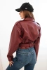 Damenkurzjacke aus Kunstleder mit Gürtel und Kragen bordowy