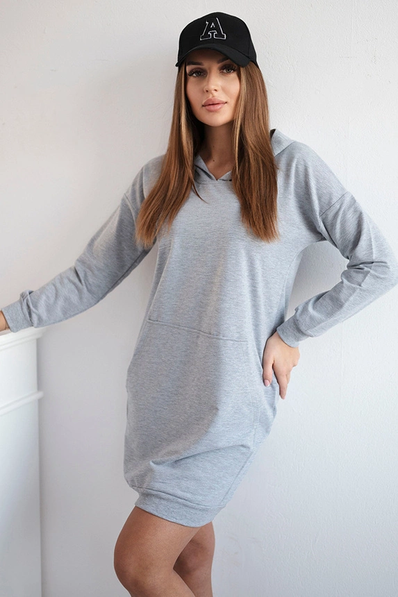 Graues Kleid mit Kapuze