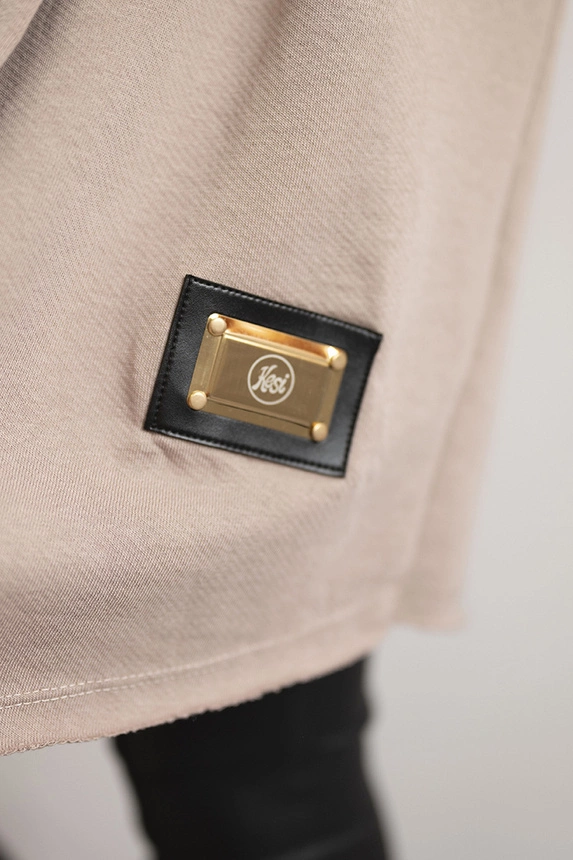 Rankovė su šviesiai žalios tamsiai smėlio spalvos