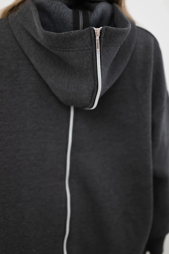 Insulated sweatshirt with a zipper at the back graphite