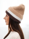 Czapka damska beanie prążkowana z ozdobą camelowa+brązowa