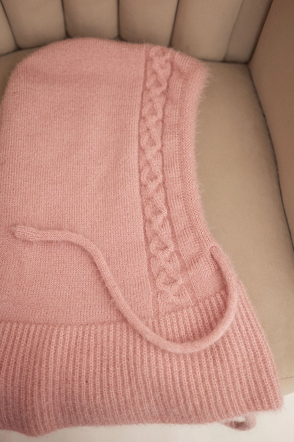 Women's hooded cap with ties and braid pattern powder pink