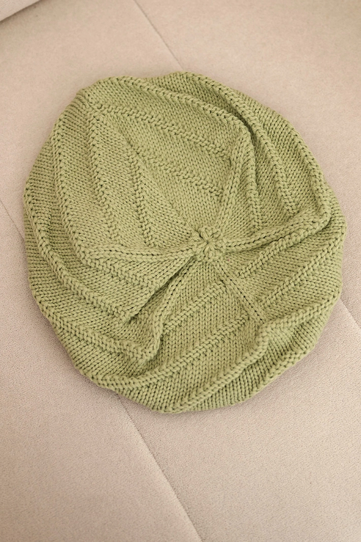 Moteriška žieminė vilnonė kepurė laisvo kirpimo su dekoratyvine pintine K378 khaki