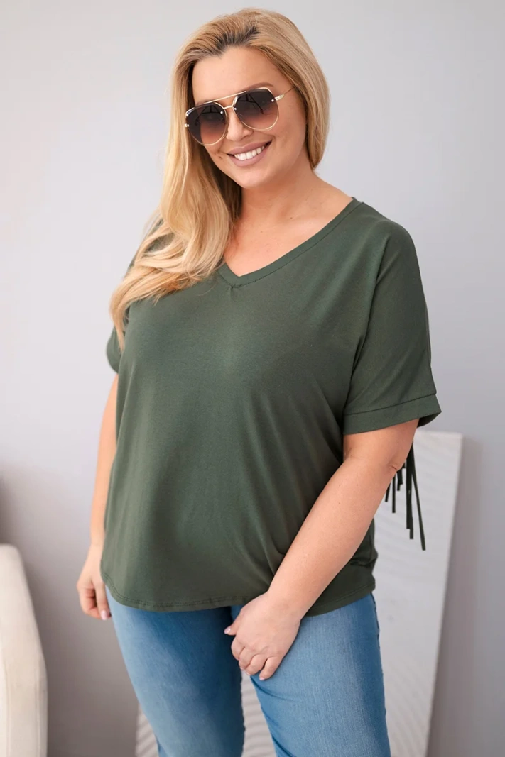 Damenbluse aus Baumwolle in Plus-Size mit V-Ausschnitt und Fransen am Rücken khaki