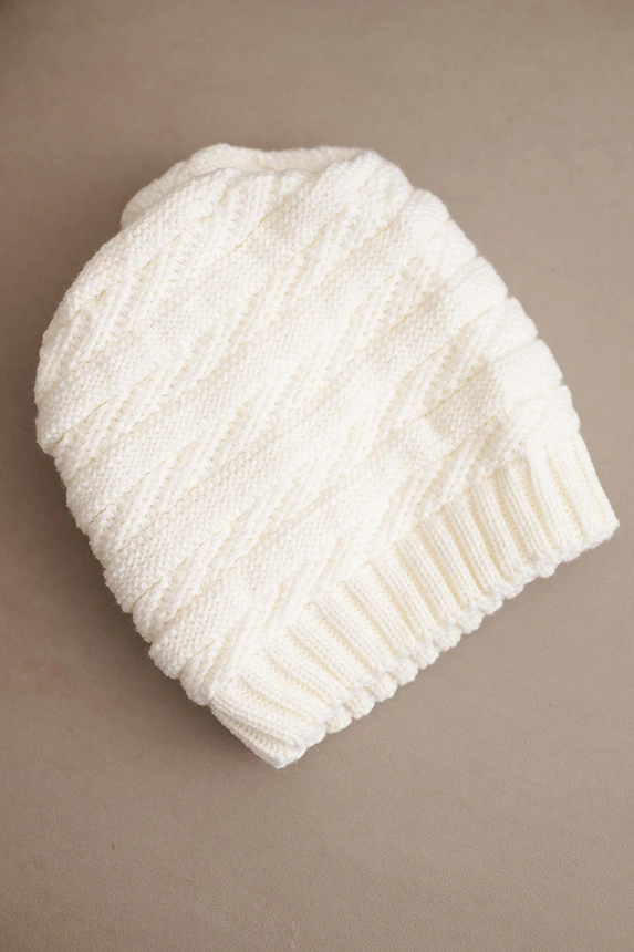 Women's winter hat with a classic ribbed weave K439 ecru