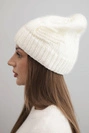 Zimní dámská čepice akrylová s ozdobným pletením K462 ecru