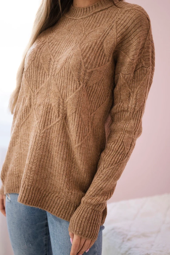 Über den Kopf gezogener Pullover mit modischem Gewebe kamel