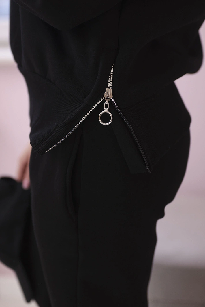 Isolierter Rollkragenpullover und Kapuzenpulli schwarz
