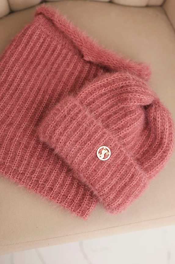 Damen Set Mütze und Schal Winter flauschig mit dekorativem Emblem dunkelrosa