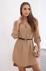 Kleid mit längerem Rücken und Gürtel beige